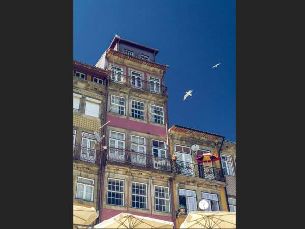 Maisons situées sur le quai de Cais da Estiva, à Porto, au Portugal. 