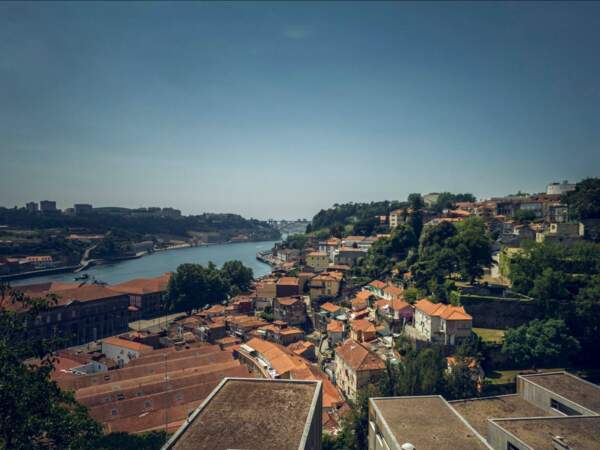 Vue de Porto depuis les hauteurs de la ville (Portugal). 