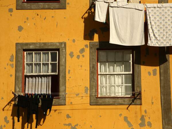 Linge séchant à une fenêtre dans le Ribeira, à Porto, dans le Nord du Portugal
