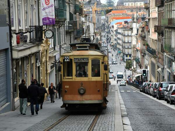 Tramway dans les rues de Porto, au Portugal