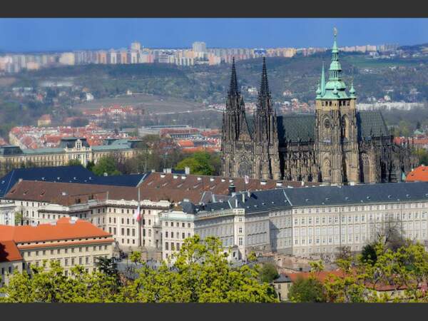 Situé sur la colline de Hradčany, le château de Prague (République tchèque) surplombe la ville.