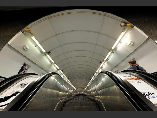 Accès au métro de Prague (République tchèque) via un escalator.