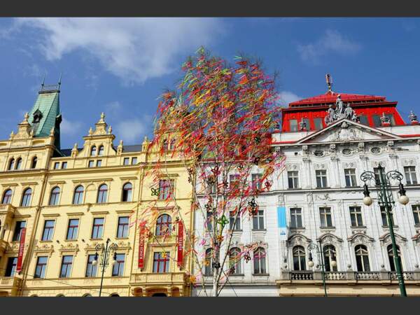 La Vieille-Ville de Prague (République tchèque) est décorée à l'occasion de Pâques.