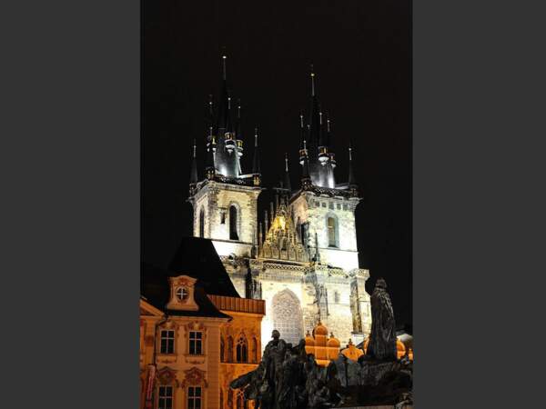 L'église Notre-Dame de Týn domine la place de la Vieille-Ville, à Prague, en République tchèque.