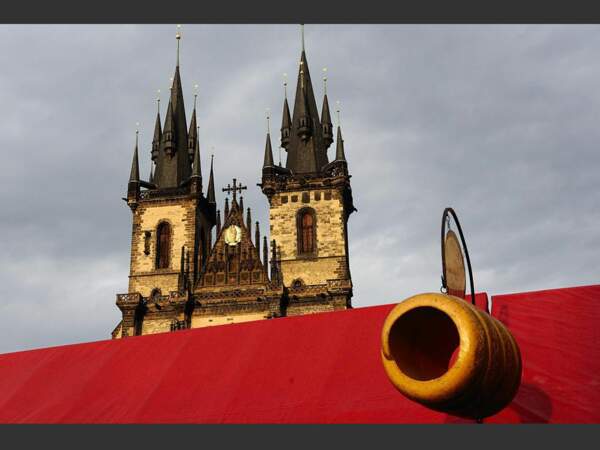 Un chapiteau rouge est dressé devant Notre-Dame de Týn, à Prague, en République tchèque.