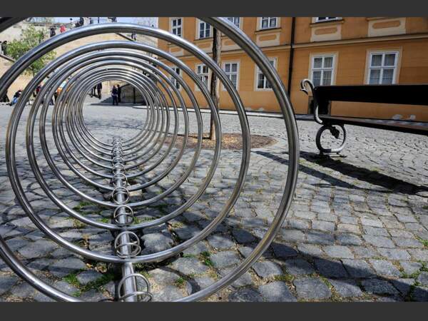 Un parking à vélos, dans la ville de Prague, en République tchèque.