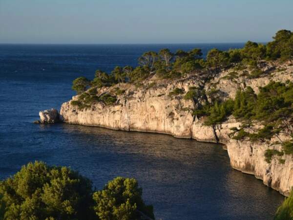 Calanque de Cassis, baignée par la Méditerranée, dans les Bouches-du-Rhône (Provence-Alpes-Côte-d'Azur). 