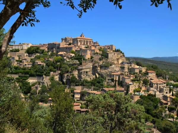 Le village de Gordes, dans le parc naturel régional du Lubéron (Vaucluse, Provence-Alpes-Côte-d'Azur).