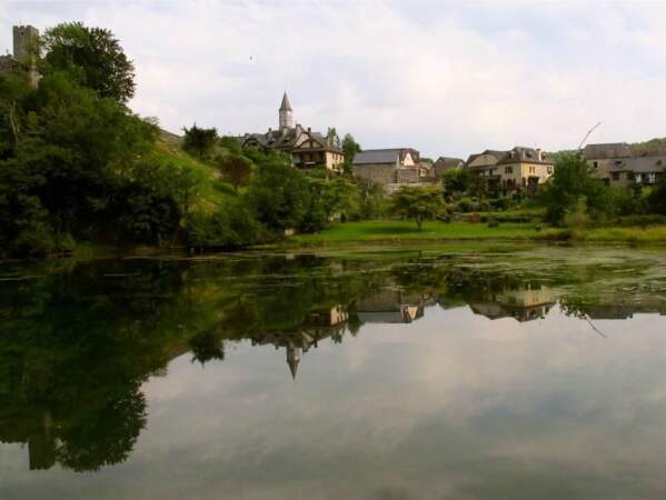 Le lac du village de Castet, dans la vallée d'Ossau (Pyrénées-Atlantiques, Aquitaine). 