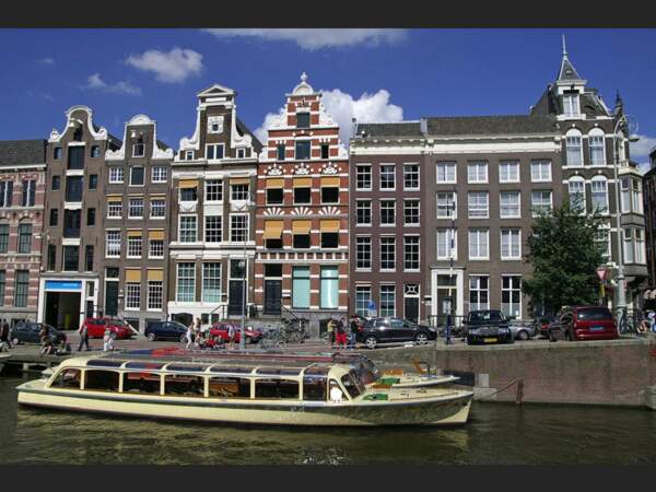 Façades le long du canal Rokin, à Amsterdam, aux Pays-Bas.