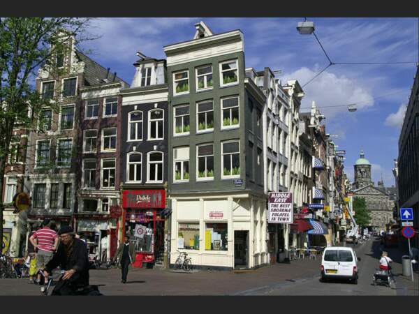 La rue du Damstraat et ses coffee shops, à Amsterdam, aux Pays-Bas.