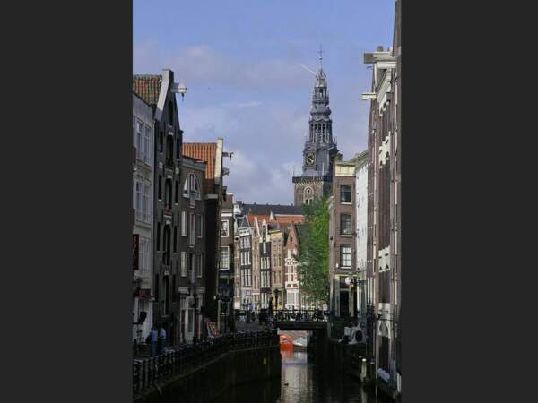 L’église de l’Oude Kerk, au cœur du quartier rouge d’Amsterdam, aux Pays-Bas.