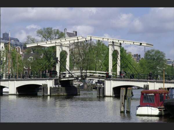 Le Magere Brug est le pont le plus célèbre d’Amsterdam, aux Pays-Bas. 