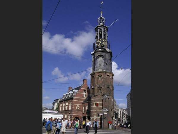 La tour Munttoren à Amsterdam, aux Pays-Bas.