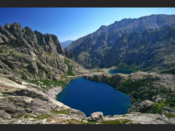 Capitellu (1 930 m) et Melu (1 711 m), les deux plus fameux lacs de Corse (France).