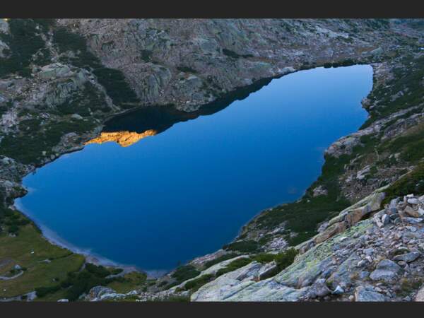 Au petit matin, le soleil se lève sur le lac de Goria (1 852 m), en Corse (France).