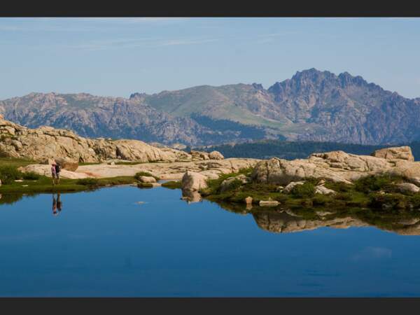 Le lac de l'Oriente (2061 m) est très spectaculaire. Un joli mélange de petites pozzines et de parois rocailleuses (Corse, France).