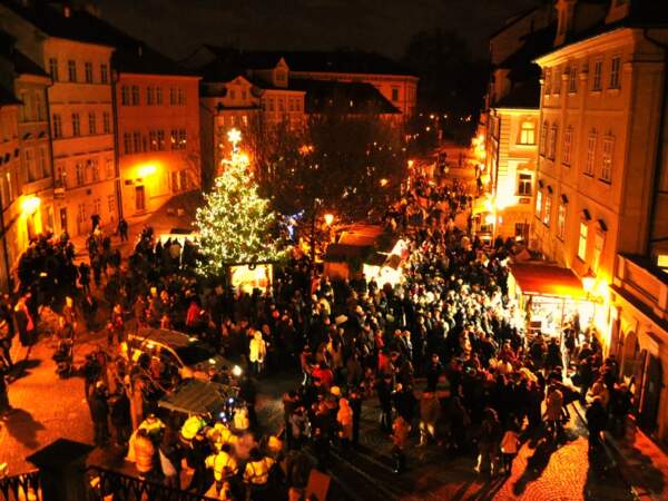Célébration de la veille de la Saint-Nicolas sur la place de Na Kampě, à Prague, en République tchèque. 