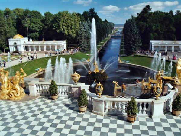 Grande cascade du château de Peterhof, à 30 km de Saint-Pétersbourg, en Russie