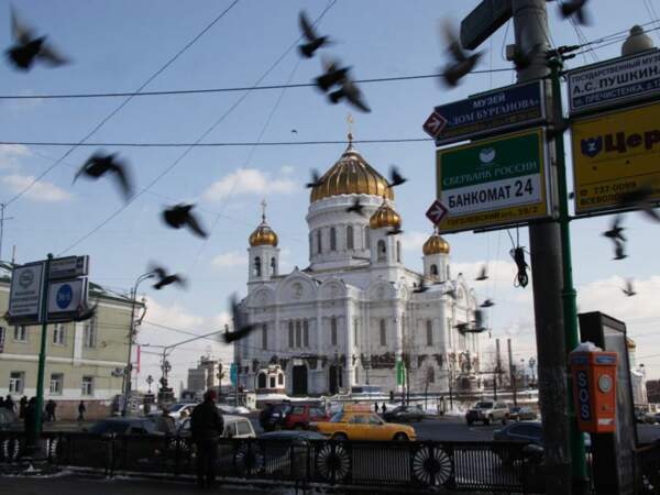 Des oiseaux s'envolent devant la cathédrale du Christ Sauveur, à Moscou en Russie.