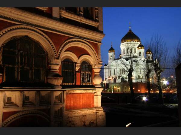 Le manoir Averki Kirillov faisant face à la cathédrale du Christ-Sauveur, rue Bersenevskaya à Moscou, en Russie.