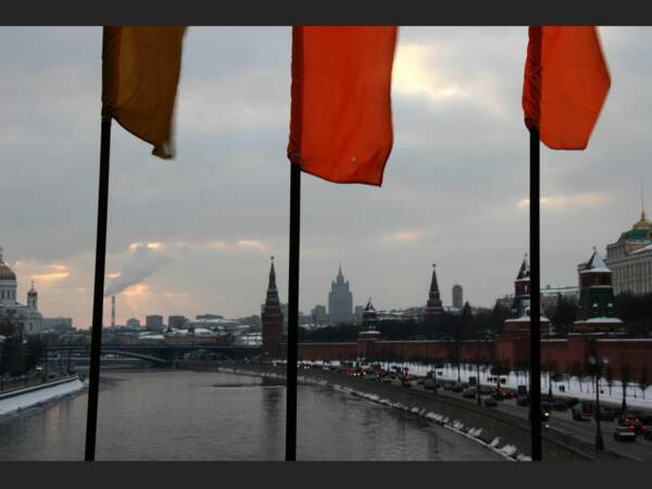 Depuis ce pont décoré de drapeaux, on peut admirer le Kremlin et la cathédrale Christ-Sauveur (Moscou, Russie).