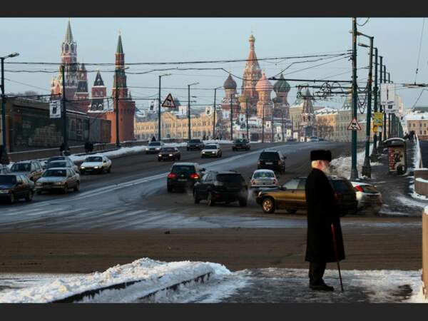 Un vieil homme se promène dans le centre de Moscou, en Russie.
