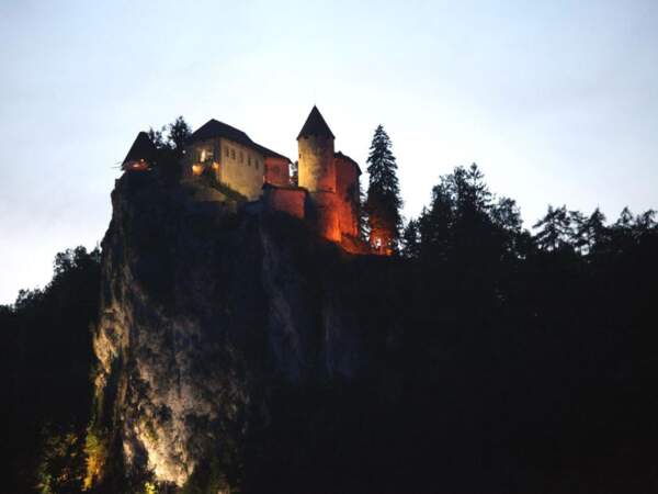 Le château de Bled la nuit, en Slovénie