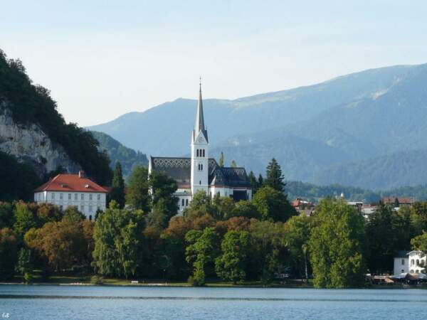 Eglise néo-gothique au bord du lac de Bled, en Slovénie