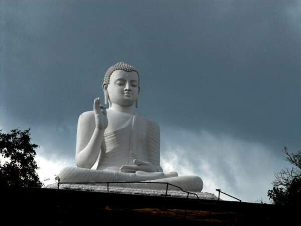 Le bouddha blanc du temple de Minhintale, au Sri Lanka.