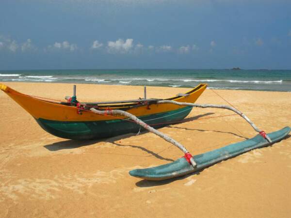 Une embarcation sur une plage de la côte sud du Sri Lanka.