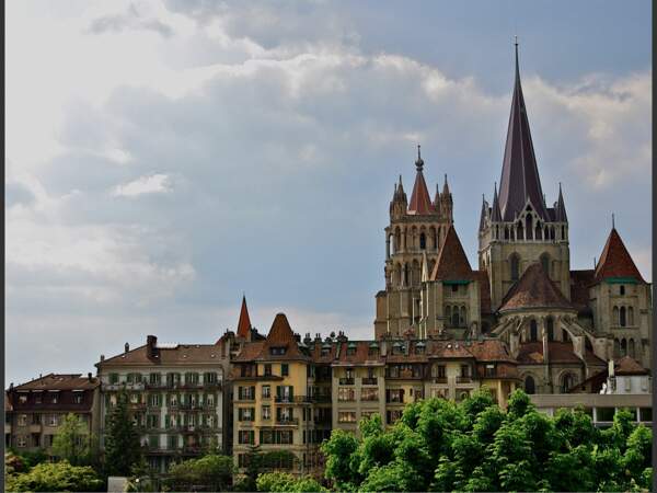 La cathédrale de Lausanne, en Suisse, surplombe la ville.