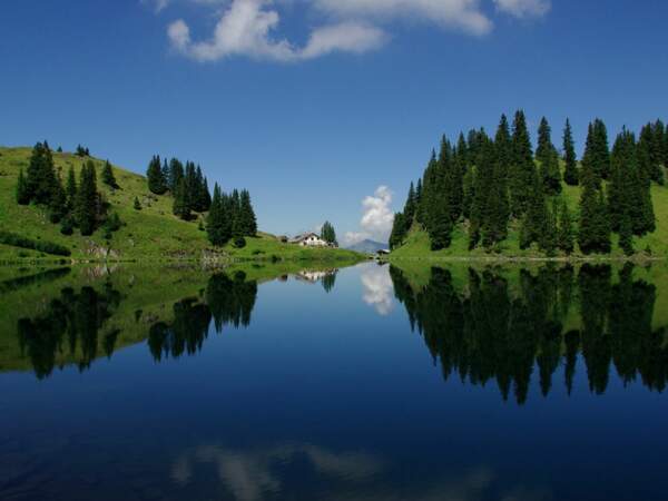 Situé dans le canton de Vaud, en Suisse, le lac de Lioson est perché à 1 848 mètres d'altitude.