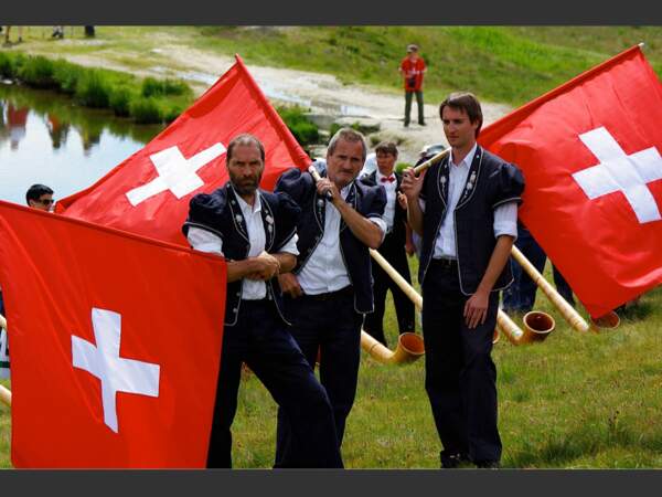 Les lanceurs de drapeau du festival de cor de Nendaz, en Suisse.