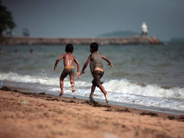 Course poursuite entre deux enfants sur la plage de Kep, au Cambodge