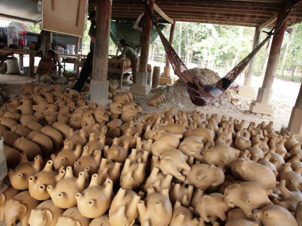 Fabrique de poteries dans le village de potiers d'Odong Rossey près de Kompong Chhnang, au Cambodge