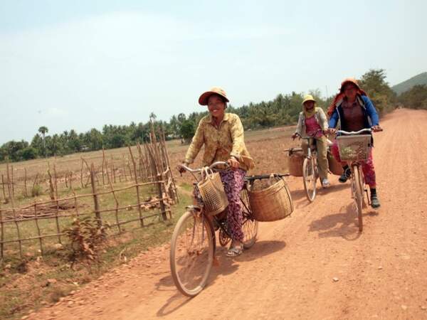 Habitants à vélo aux environs de Kampot, au Cambodge