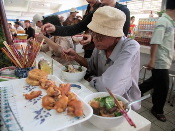 Pause déjeuner dans le marché central de Phnom Penh, au Cambodge