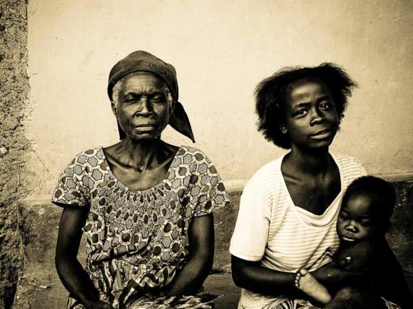 Trois générations de femmes sont rassemblées sur cette photo de famille prise au Togo.