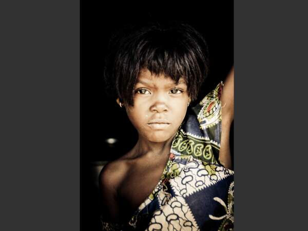 Cette fillette du Togo a déjà des allures de femme.