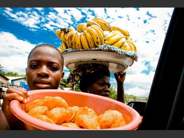 Au Togo, les marchands proposent leurs produits colorés et goûtus.