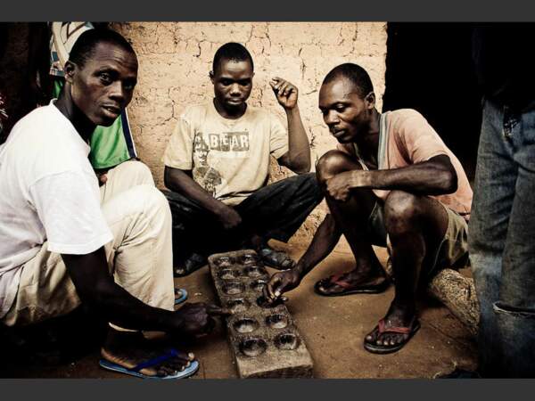 Au Togo, ces hommes jouent au jeu de six.