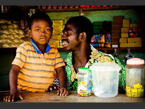 Ce père regarde son fils avec amour (Togo).