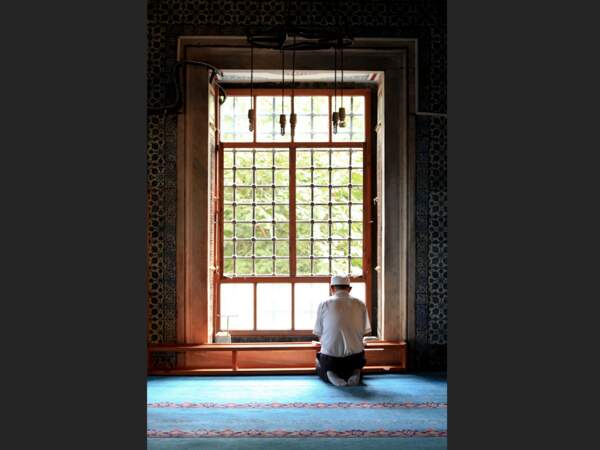 Instant d’intimité dans une mosquée de quartier à Istanbul, en Turquie