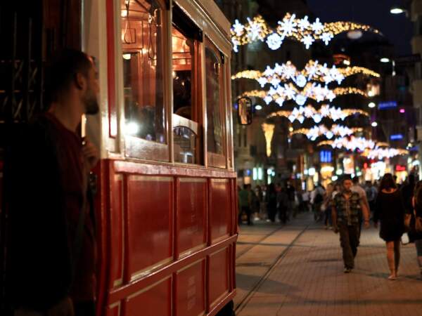 Vie nocturne sur l’Istiklal  Caddesi, dans le quartier de Beyoglu, à Istanbul, en Turquie