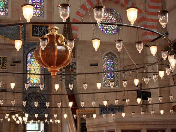 Lustres circulaires dans l’enceinte de la mosquée Süleymaniye à Istanbul, en Turquie