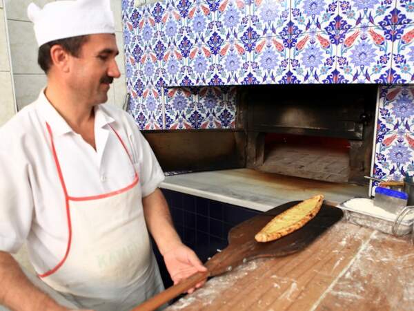La pide, sorte de pizza locale, dans les rues d’Istanbul, en Turquie