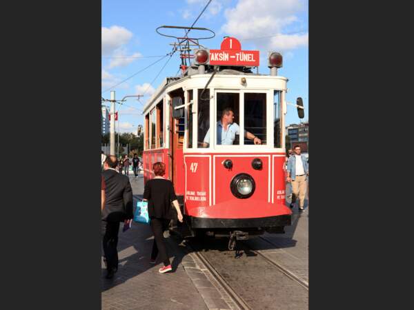 Tramway dans le quartier de Beyoglu à Istanbul, en Turquie