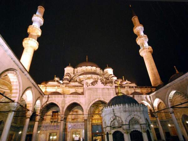 La Mosquée neuve sous la pluie, à Istanbul, en Turquie. 