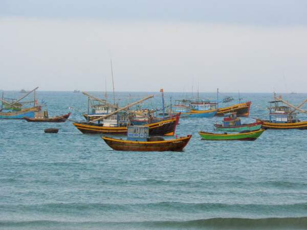 Bateaux de pêche au large de la plage de Phan Thiet, au Vietnam